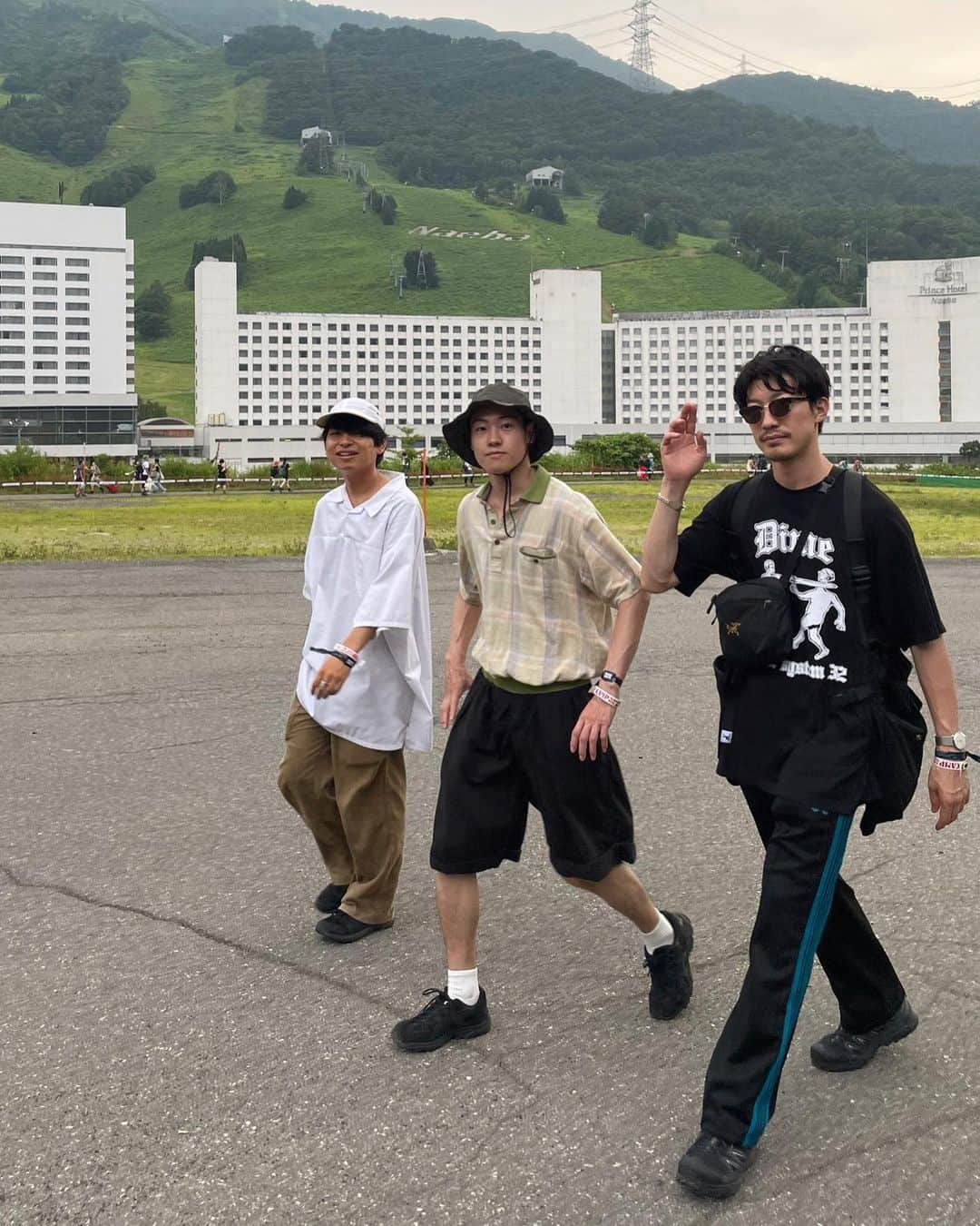 並木一樹さんのインスタグラム写真 - (並木一樹Instagram)「fujirock festival2023  フェスコーデ  アリーヴェデルチ！  キャプテンスタッグのベストめちゃ使えた  3日間恐ろしく歩くのでサロモンのトレッキングブーツで正解だった  コットも買っておいて良かった  テント泊で1番役に立ったもの⇨耳栓⇨朝方まで音楽ガンガンの中で良質な睡眠が得れるナイスアイテムを後から買い足したんだけど正解だった  朝のテントで食べるカップラーメンが最高だった  そして毎朝の車で近場の温泉に行くというのが1番のリフレッシュ回復アクションだった☺️☺️☺️  フェスであり最高の旅行でもある。ただのフェスでないもの、それがフジロック✨👍🏻  #fujirock  #fujirockfestival  #フェスコーデ #fujirockfestival2023  #fashionsnap #フジロック #フジロック2023 #フジロックフェスティバル2023  #フジロックフェスティバル」7月30日 16時25分 - casi_namiki