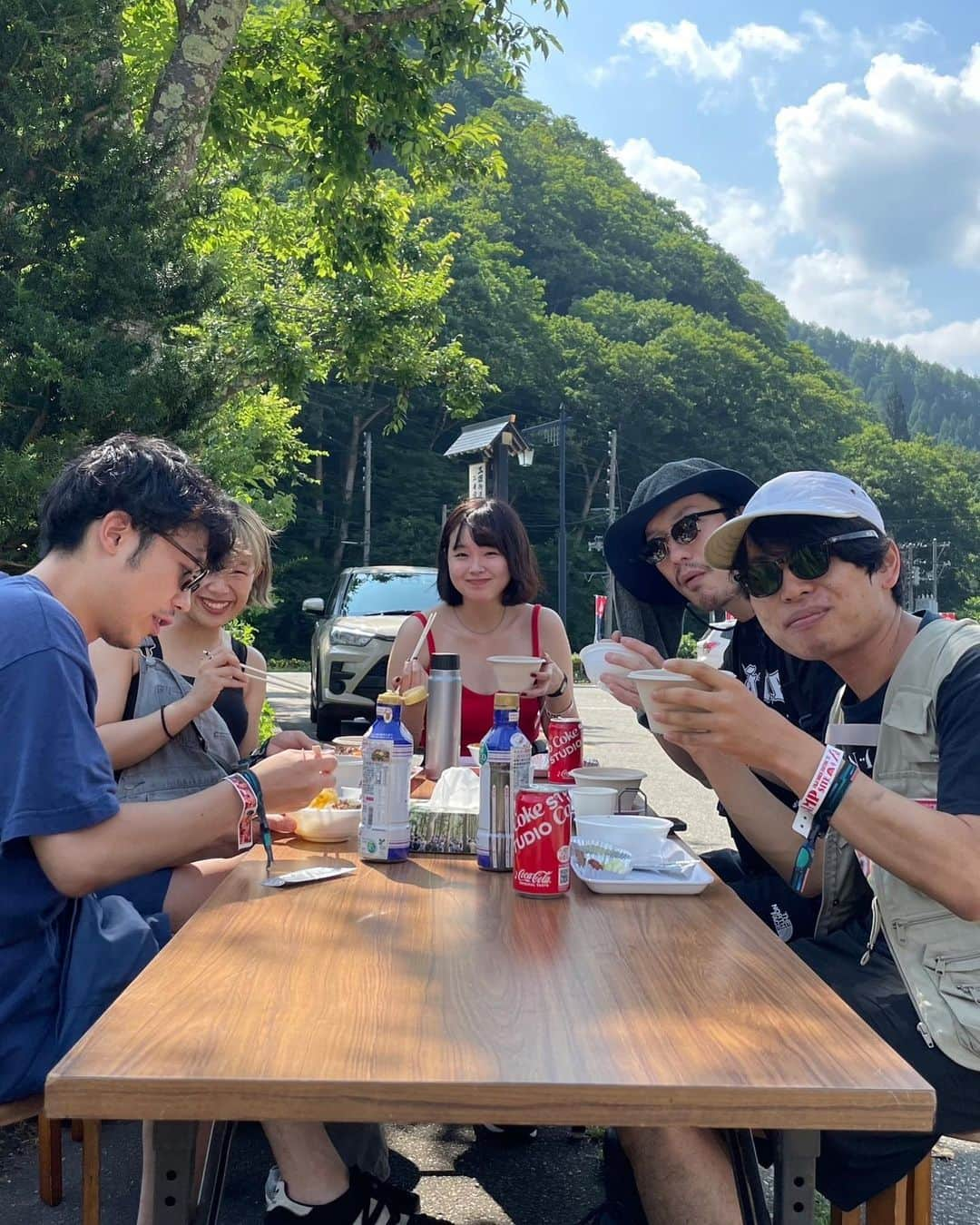 並木一樹さんのインスタグラム写真 - (並木一樹Instagram)「fujirock festival2023  フェスコーデ  アリーヴェデルチ！  キャプテンスタッグのベストめちゃ使えた  3日間恐ろしく歩くのでサロモンのトレッキングブーツで正解だった  コットも買っておいて良かった  テント泊で1番役に立ったもの⇨耳栓⇨朝方まで音楽ガンガンの中で良質な睡眠が得れるナイスアイテムを後から買い足したんだけど正解だった  朝のテントで食べるカップラーメンが最高だった  そして毎朝の車で近場の温泉に行くというのが1番のリフレッシュ回復アクションだった☺️☺️☺️  フェスであり最高の旅行でもある。ただのフェスでないもの、それがフジロック✨👍🏻  #fujirock  #fujirockfestival  #フェスコーデ #fujirockfestival2023  #fashionsnap #フジロック #フジロック2023 #フジロックフェスティバル2023  #フジロックフェスティバル」7月30日 16時25分 - casi_namiki