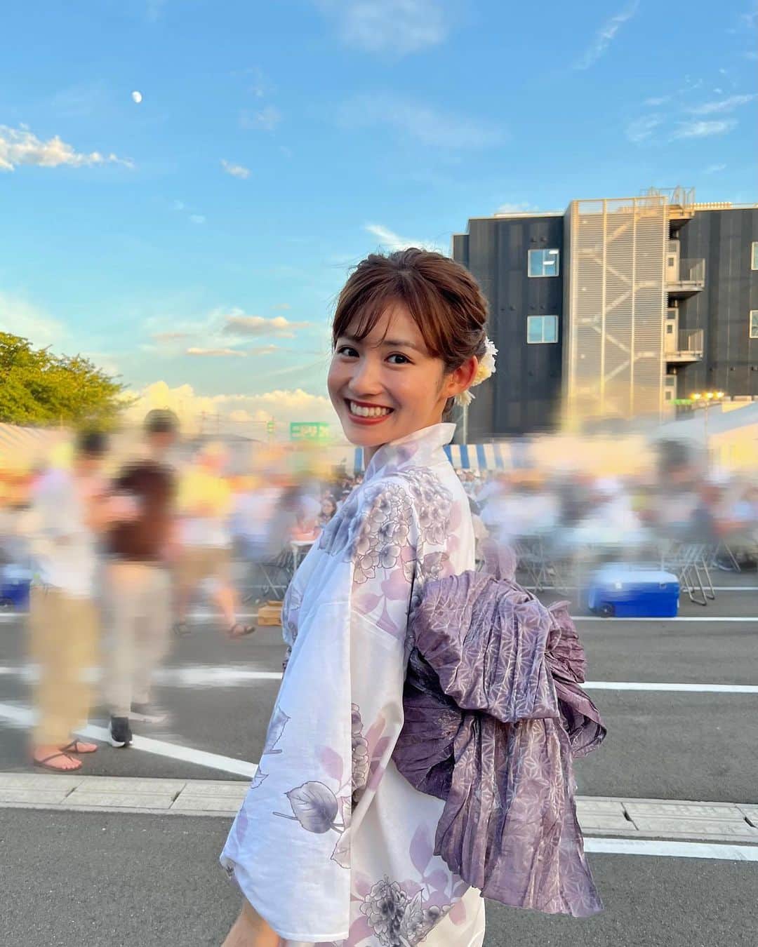 脇あかりのインスタグラム：「第30回🌻鶴海納涼祭り🌻 MCを大野タカシさん　@takasweey と一緒に務めさせて頂きました🥹💕 ありがとうございました！！  約2000人の来場者！！！  大分東明高校吹奏楽部の皆さんから始まり… 小池原神楽さん スペシャルお笑いライブ アイデンティティさん ベリーダンス ネフェル&キミベリーダンスさん 恒例のメインイベント”鶴海うちわ大抽選会” 餅まき  最後まで大盛り上がりでした💗 抽選会で1時間😳😳😳 こんなに、盛り上がる抽選会は、初めてです😳💕  子供から大人まで みんな参加型のお祭り 最高に楽しかったです🧡  ありがとうございました😌 また、来年お会いしましょ〜う♡ (勝手に参加します😋)  #大分　#夏祭り　#鶴崎海陸運輸 #鶴海納涼祭り　#夏休み　#浴衣　#浴衣女子 #浴衣コーデ #浴衣ヘア #お祭り」