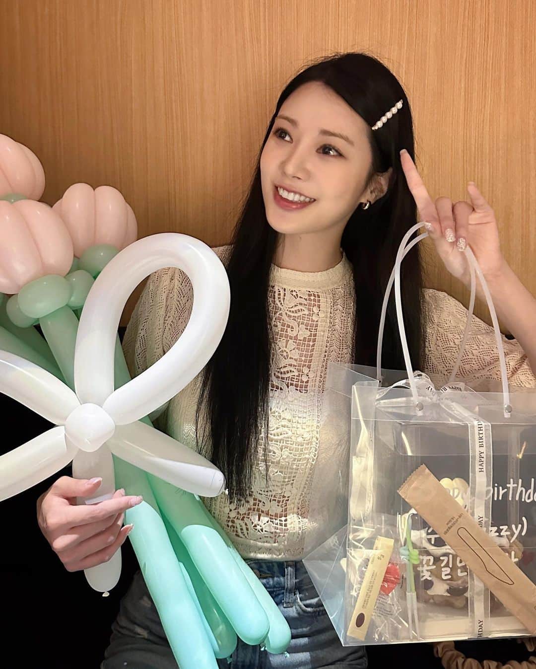 リジ のインスタグラム：「미리 생일 추카해준 울 사촌언니랑 형부!!! 압도적 감샤🫶🏻🫶🏻🫶🏻🩷🩷🩷 너무너무 고마오🥹🥹🥹🎉🎉🎉🍰🍰🍰 생일은 7월 31일 월요일 입니당💎💎💎 소원도 야무지게 빌었는데 제발!!!🎂🎂🎂🤣🤣🤣」