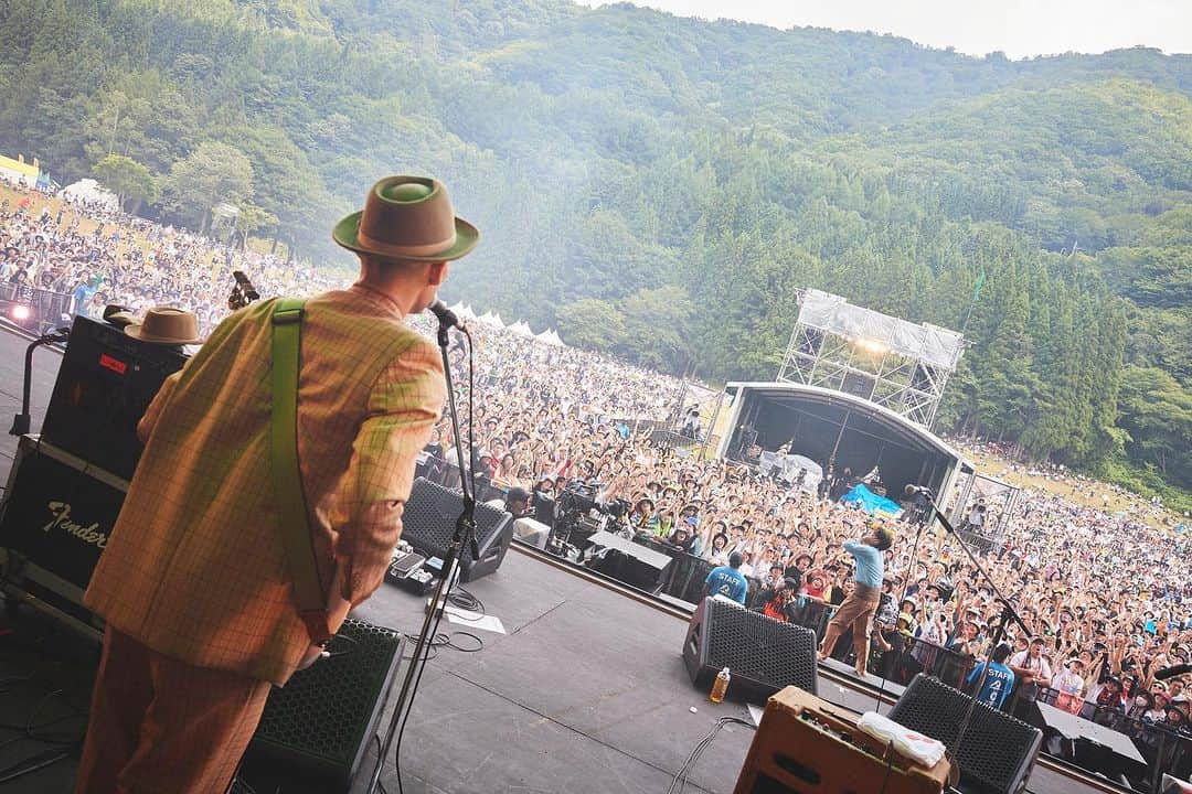 never young beachさんのインスタグラム写真 - (never young beachInstagram)「Thank You FUJIROCK FESTIVAL ’23 at GREEN STAGE🏔pt.2  👏 @smash_jpn @fujirock_jp 🤝💗  Yuma Abe(Vo,Gt) @_yuma_abe  Keigo Tatsumi(Ba) @keigo_tatsumi  Kento Suzuki(Drs) @kent_suzu  Takuro Okada(Gt) @okd_tkr  Yosuke Shimonaka(Gt) @simon_aka_ysk  Yuma Koda(Key,Pf) @yuma_kooda   Photo by @hurry Yosuke Torii   #neveryoungbeach #ネバーヤングビーチ #ネバヤン #FUJIROCK #フジロック」7月30日 16時38分 - never_young_beach_official