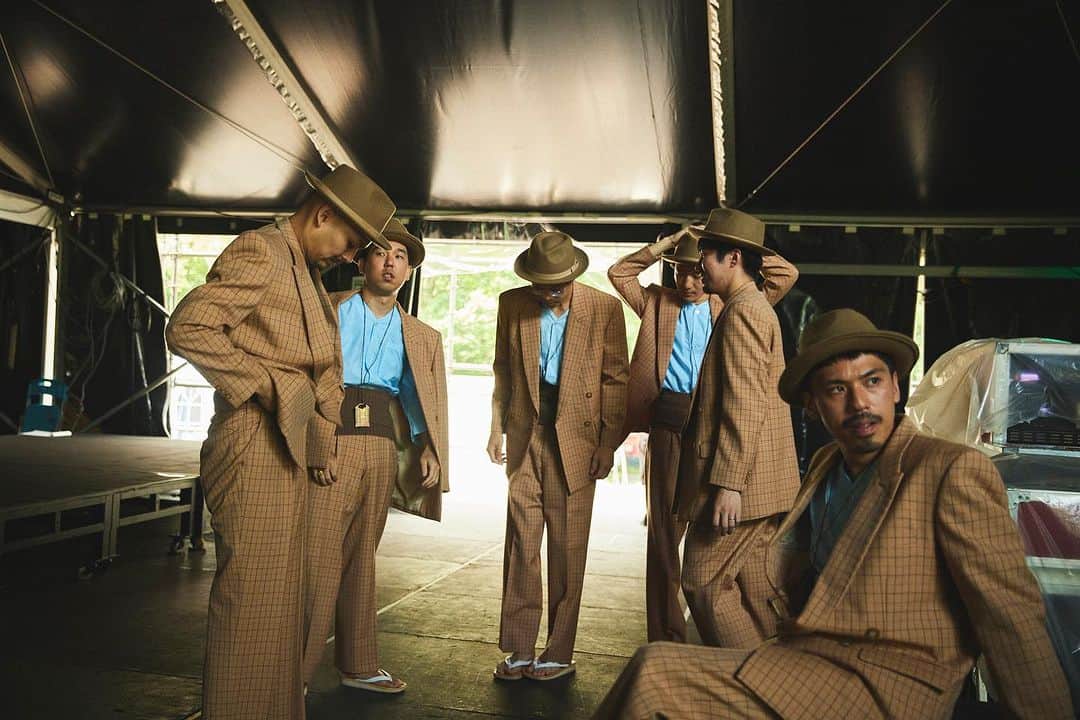 never young beachのインスタグラム：「Thank You FUJIROCK FESTIVAL ’23 at GREEN STAGE🏔pt.2  👏 @smash_jpn @fujirock_jp 🤝💗  Yuma Abe(Vo,Gt) @_yuma_abe  Keigo Tatsumi(Ba) @keigo_tatsumi  Kento Suzuki(Drs) @kent_suzu  Takuro Okada(Gt) @okd_tkr  Yosuke Shimonaka(Gt) @simon_aka_ysk  Yuma Koda(Key,Pf) @yuma_kooda   Photo by @hurry Yosuke Torii   #neveryoungbeach #ネバーヤングビーチ #ネバヤン #FUJIROCK #フジロック」