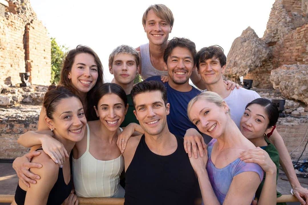 ロベルト・ボッレのインスタグラム：「Love you guys! Thank you so much ❤️  Before and after the show at Teatro Greco di Taormina. With the amazing friends @__melissahamilton @yasmine_naghdi @nicolettamanni @timandrijashenko @casiavengoechea @adamzhanbaktiyar @williambracewell @madohiko @brahmachicken @officialrobertobolle @madoka.sugai  📸 @dancersdiary  @officialrobertobolle @taorminaoperastars_official #bolletour2023 #robertobolleandfriends」