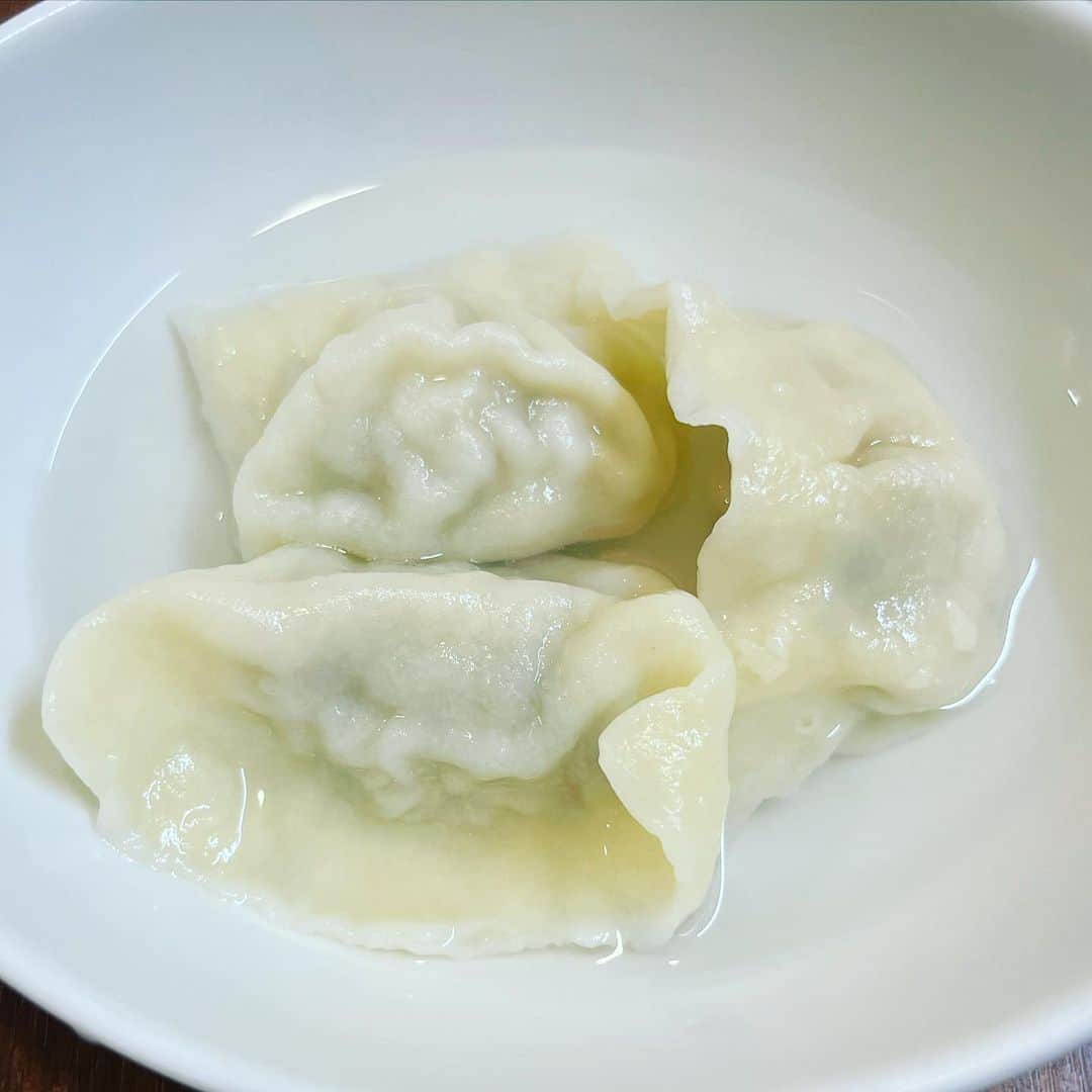 渡辺祐のインスタグラム：「茗荷谷・小石川「スポットライト」 #水餃子 #肉味噌きしめん 水餃子をたくさん食べるはずが、つい麺にしてしまった。 #平麺好き #石川啄木終焉の地 の石碑に猛暑の陽が刺す日。」