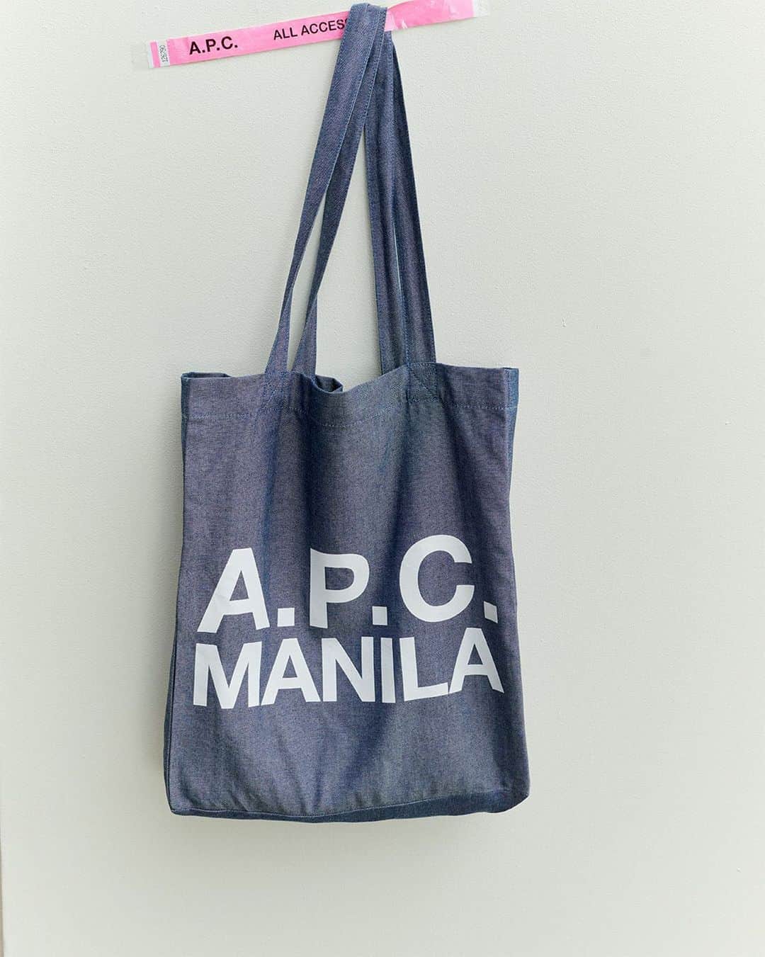 アーペーセーのインスタグラム：「MANILA! We've opened our doors to a new location in your city.  See you there.   A.P.C. MANILA Stall No. R1-157C R1 Level, Power Plant Mall, Rockwell Center, Makati City  #APCParis #APCstore」