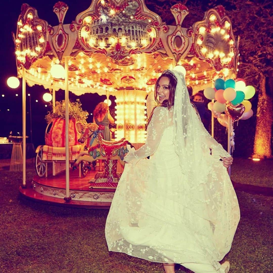 ケリー・ブルックさんのインスタグラム写真 - (ケリー・ブルックInstagram)「‘Twas a Fairytale’ Wedding of Dreams 🥀 @jeremyparisi Happy 1st Anniversary my Love 🥀」7月30日 16時50分 - iamkb