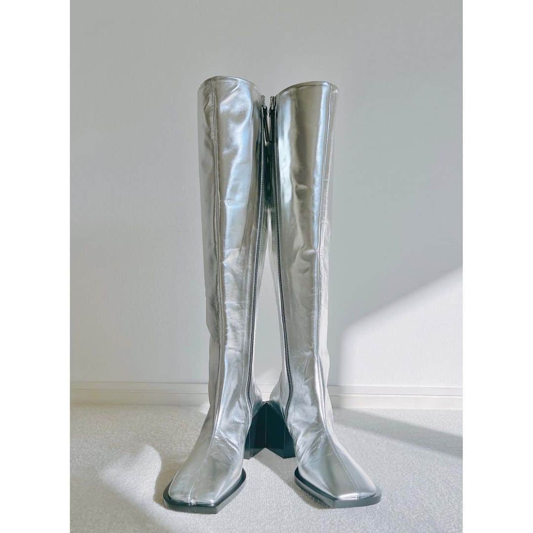 佐川理佳のインスタグラム：「knee-high🩶  ずっと狙ってた😎🪩」