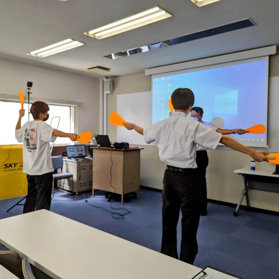 東京観光専門学校さんのインスタグラム写真 - (東京観光専門学校Instagram)「こんにちは‼️エアポート学科です✈️💨⁡ ⁡⁡ ⁡本日の講座では｢マーシャラーシュミレーターで航空機を誘導しよう｣を行いました👍⁡ ⁡⁡ ⁡航空機を指定の位置まで誘導する大変さ、楽しさを体験することができました😊✨⁡ ⁡⁡ ⁡次回のオープンキャンパスでは｢成田空港のヒミツ｣を行います🥰⁡ ⁡⁡ ⁡皆様の参加をお待ちしております🤙⁡ ⁡#東京観光専門学校⁡ ⁡#東観⁡⁡ #⁡マーシャリング⁡ ⁡#マーシャラー ⁡#エアポート⁡ ⁡#エアライン⁡ ⁡#グランドハンドリング⁡ ⁡#JAL⁡ ⁡#ANA⁡ #飛行機好きな人と繋がりたい⁡」7月30日 16時58分 - tokan_1967