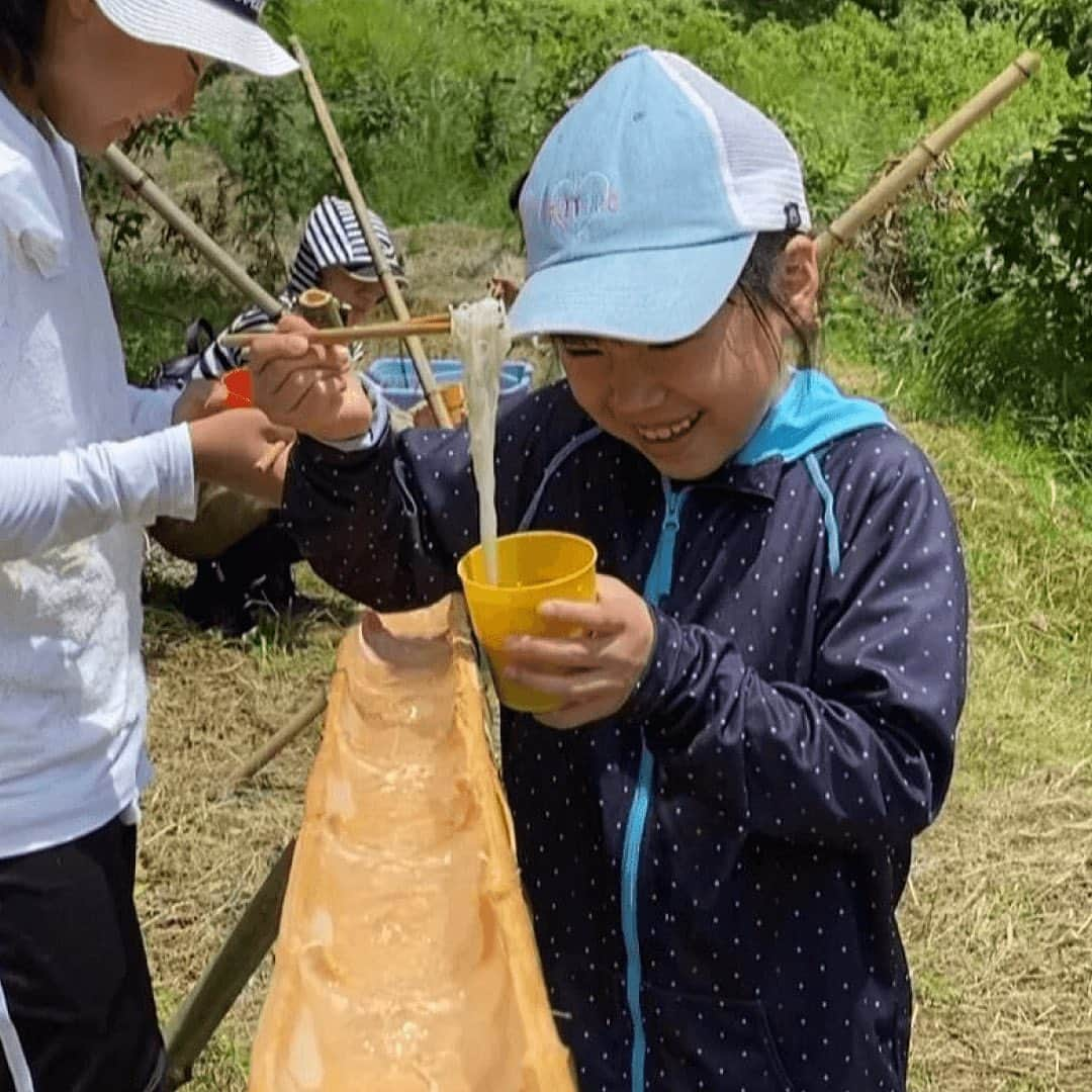 asoview! のインスタグラム：「人里離れた隠れ家的スポットで流しそうめん☀️  みんなで流しそうめんのスライダーを設計し、 竹を切り出して作るという、 他では味わえない体験を楽しめます。  手間と時間をかけて作り上げたスライダーから 流れるそうめんは、いつも以上においしく感じられるはず！  自然の中で涼を感じながら、 流しそうめんを味わってみては✨  ───────────────── irokuma kids @irokuma_kumanotravel  📍三重・熊野 ─────────────────  #三重 #熊野 #赤倉 #流しそうめん #そうめん #自然体験  #夏 #夏休み #夏の風物詩 #夏のお出かけ #お出かけ  #お出かけスポット #週末なにする #アソビュー #asoview」