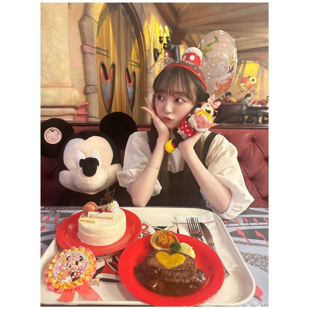 日比野芽奈さんのインスタグラム写真 - (日比野芽奈Instagram)「🍴💓 . . . 誕生日グッズのミニちゃんぬいバ とロゼッタはメンカラピンクでかわいい🎀 . . . このイヤハは海外のもの〜！！🫧 . . . #東京ディズニーランド #ディズニーランド#東京ディズニーリゾート #ディズニーリゾート #ディズニーグッズ #ディズニーカチューシャ  #ディズニーコーデ #夢の国 #夢が叶う場所 #ミニー #ミニーコーデ  #ミッキー #ミッキーバウンド #ドリームゴーラウンド #ハーモニーインカラー #ハモカラ #ディズニー40周年 #ガーランド #誕生日 #誕生日ディズニー  #バースデーディズニー #クイーンオブハートのバンケットホール #tokyodisneyland #tdl #tokyodisneyresort #disney #disneyland  #disneygoods  #mickey  #birthdaydisney」7月30日 17時00分 - hibino_meina