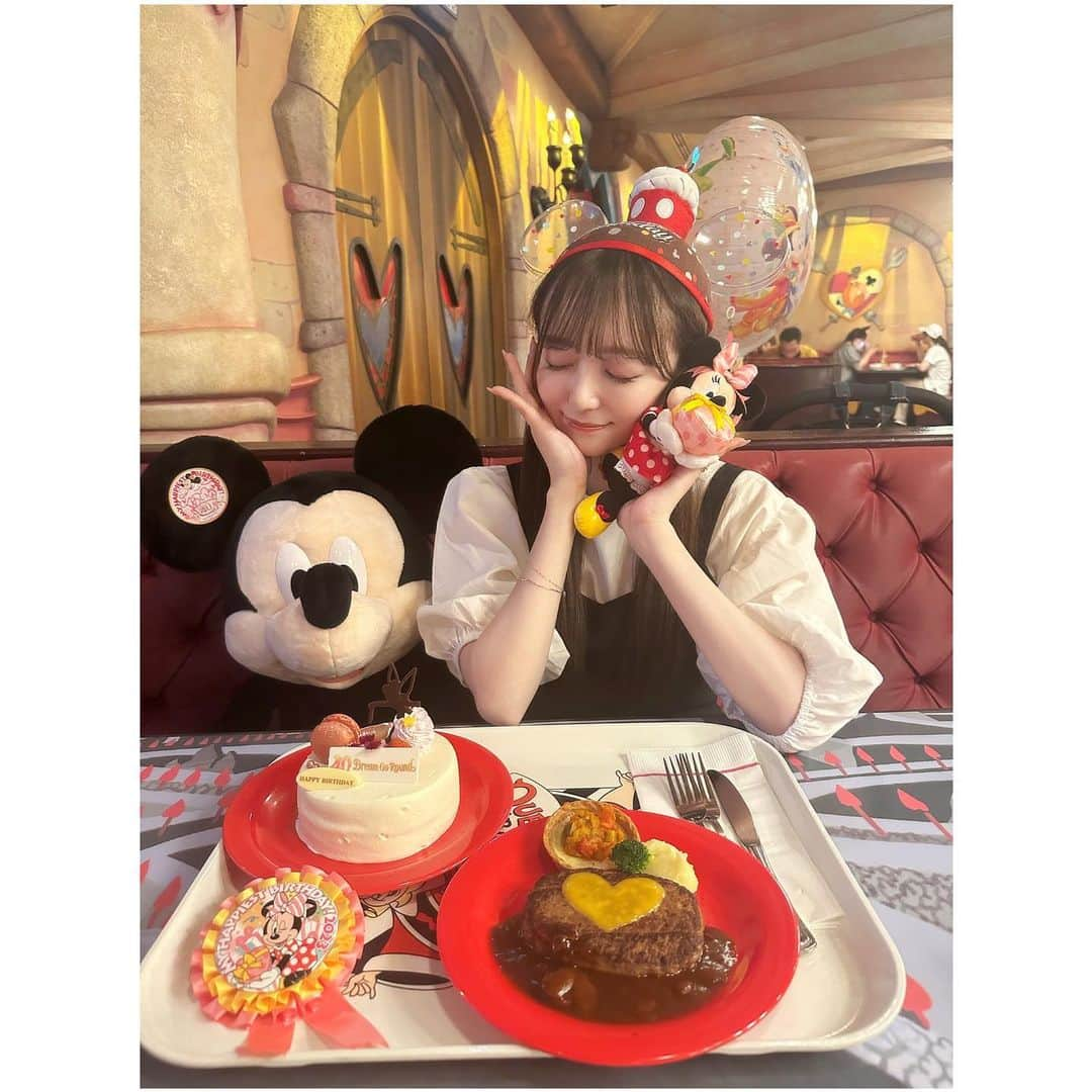 日比野芽奈さんのインスタグラム写真 - (日比野芽奈Instagram)「🍴💓 . . . 誕生日グッズのミニちゃんぬいバ とロゼッタはメンカラピンクでかわいい🎀 . . . このイヤハは海外のもの〜！！🫧 . . . #東京ディズニーランド #ディズニーランド#東京ディズニーリゾート #ディズニーリゾート #ディズニーグッズ #ディズニーカチューシャ  #ディズニーコーデ #夢の国 #夢が叶う場所 #ミニー #ミニーコーデ  #ミッキー #ミッキーバウンド #ドリームゴーラウンド #ハーモニーインカラー #ハモカラ #ディズニー40周年 #ガーランド #誕生日 #誕生日ディズニー  #バースデーディズニー #クイーンオブハートのバンケットホール #tokyodisneyland #tdl #tokyodisneyresort #disney #disneyland  #disneygoods  #mickey  #birthdaydisney」7月30日 17時00分 - hibino_meina