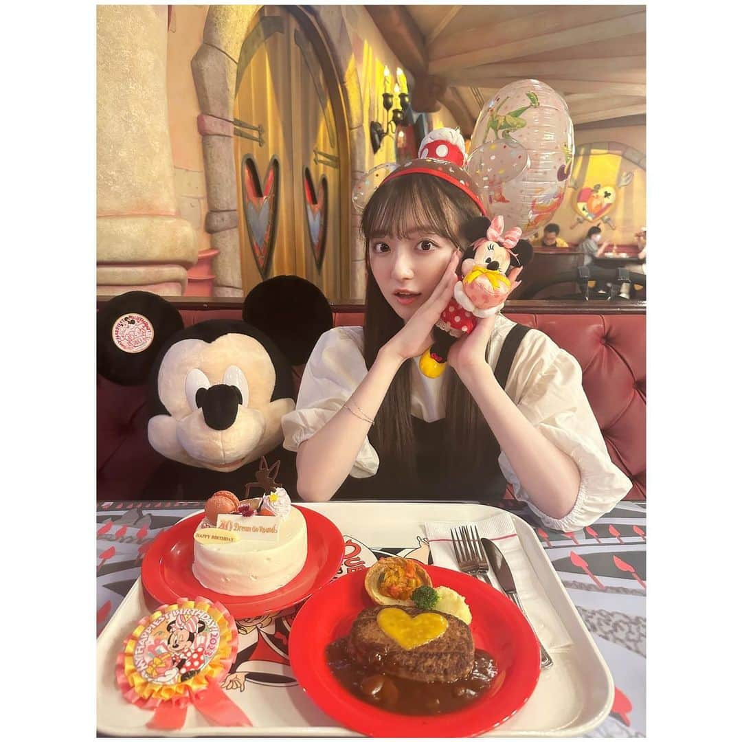 日比野芽奈さんのインスタグラム写真 - (日比野芽奈Instagram)「🍴💓 . . . 誕生日グッズのミニちゃんぬいバ とロゼッタはメンカラピンクでかわいい🎀 . . . このイヤハは海外のもの〜！！🫧 . . . #東京ディズニーランド #ディズニーランド#東京ディズニーリゾート #ディズニーリゾート #ディズニーグッズ #ディズニーカチューシャ  #ディズニーコーデ #夢の国 #夢が叶う場所 #ミニー #ミニーコーデ  #ミッキー #ミッキーバウンド #ドリームゴーラウンド #ハーモニーインカラー #ハモカラ #ディズニー40周年 #ガーランド #誕生日 #誕生日ディズニー  #バースデーディズニー #クイーンオブハートのバンケットホール #tokyodisneyland #tdl #tokyodisneyresort #disney #disneyland  #disneygoods  #mickey  #birthdaydisney」7月30日 17時00分 - hibino_meina