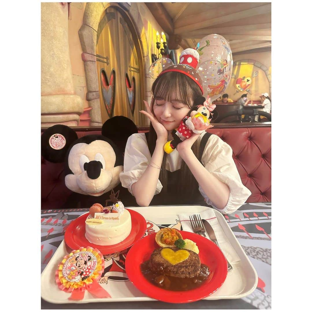 日比野芽奈さんのインスタグラム写真 - (日比野芽奈Instagram)「🍴💓 . . . 誕生日グッズのミニちゃんぬいバ とロゼッタはメンカラピンクでかわいい🎀 . . . このイヤハは海外のもの〜！！🫧 . . . #東京ディズニーランド #ディズニーランド#東京ディズニーリゾート #ディズニーリゾート #ディズニーグッズ #ディズニーカチューシャ  #ディズニーコーデ #夢の国 #夢が叶う場所 #ミニー #ミニーコーデ  #ミッキー #ミッキーバウンド #ドリームゴーラウンド #ハーモニーインカラー #ハモカラ #ディズニー40周年 #ガーランド #誕生日 #誕生日ディズニー  #バースデーディズニー #クイーンオブハートのバンケットホール #tokyodisneyland #tdl #tokyodisneyresort #disney #disneyland  #disneygoods  #mickey  #birthdaydisney」7月30日 17時00分 - hibino_meina