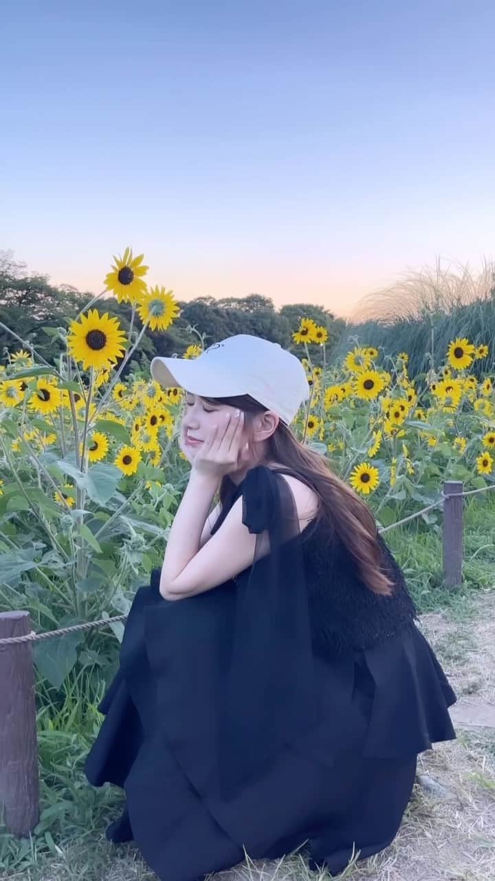 のインスタグラム：「. ひまわり咲いてて夏を感じた日🌻 髪の毛は美容院で髪質改善トリートメントしてもらったからサラサラ〜😽▷ @unami_tanizawa   久しぶりにお出かけができて幸せチャージ‪もჱ̒  ｰ̀֊ｰ́ )‬❤️‍🔥  お洋服🏷️ トップス&スカート @violettaofficial_jp  キャップ @newerajapan   #ひまわり#デート #ウィンクできない」