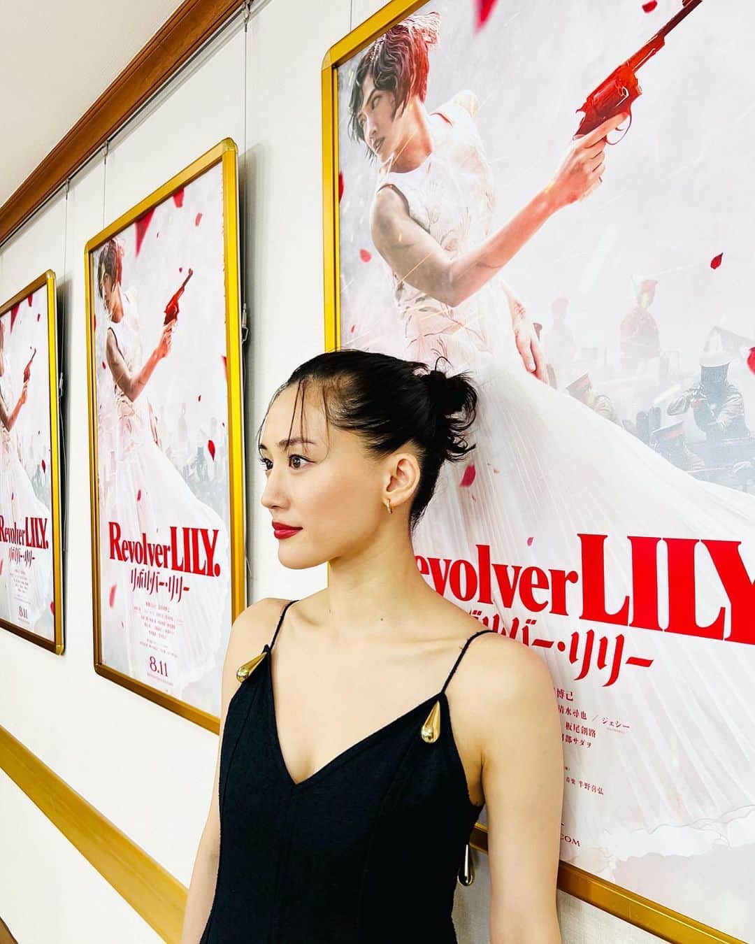 椎名直子のインスタグラム：「昨日のリリー❤️  ついについに 公開が近づいてきました！  昨日と  ちょうど一年前のある日の写真 です。  うっとり❤️❤️❤️  いやぁ、 それにしても熱い夏です〜！」
