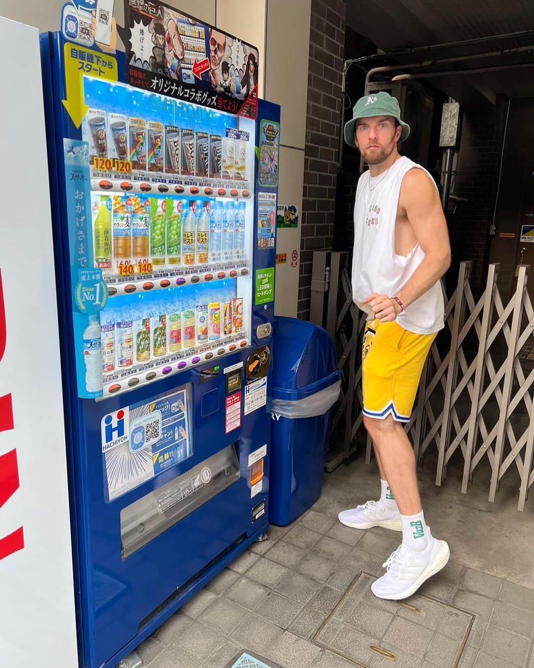 ザック・バランスキーのインスタグラム：「People tell me to dress my age but this is the oldest I’ve ever been🤷‍♂️ 最近ほぼ袖なし生活🥵💦 #Tシャツは自分で切るスタイル　 #アツイマイニチ」