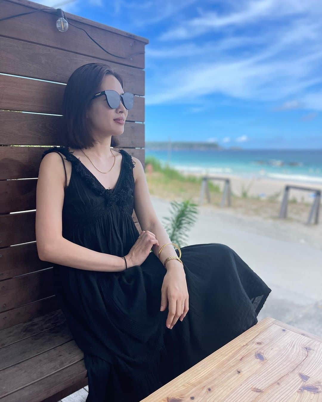 森田麻恵のインスタグラム：「夏休み☀️🏖️🍕🕶️  海を眺めながらのシラスのピザが格別だった！  #夏休み #海 #summervacay  #beach #momlife」