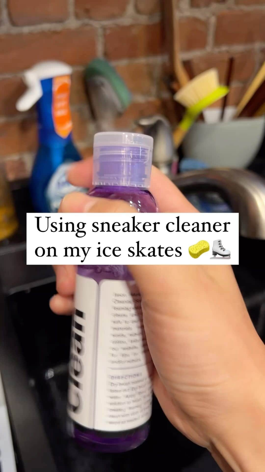 長洲未来のインスタグラム：「I can’t be the only one who has never cleaned their skates. I mean, back in the early 2000s I had some white polish that I never used.  I decided to try the @jasonmarkk essential kit on my skates to give them the TLC they deserve. Game changer (not an ad!)  • The solution is safe to use on leather, suede, unbuckle, nylon, canvas, cotton, etc….dip the brush in the bowl with a little bit of solution, wipe it away with a towel.  • What do you think about the results? Would you yay or nay? (I was a little nervous about the water but my skates dried pretty quickly since you don’t need to use a ton of water). 🧽⛸️ • #figureskatecare #figureskate #figureskater #figureskaters #clean #cleanfresh #teamusa」