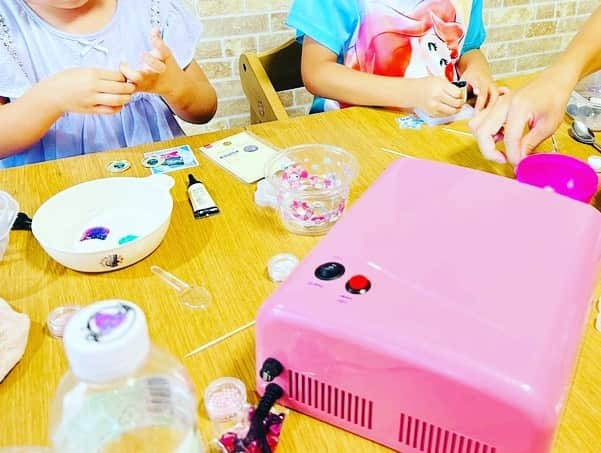 横山愛子さんのインスタグラム写真 - (横山愛子Instagram)「レジン作りにはまる夏休み🌻 子供達なりに、色やデコレーションを色々考えながら作っている⭐️⭐️ 大人が作るよりも、幻想的で綺麗で可愛くて！！！ ストラップ付きはプレゼント🎁してくれました（＾_＾） 何一つ手伝うことなく、全て子供達の手作り👌 UVライトがあれば簡単に作れちゃうので、夏休みのお家時間にもオススメ（╹◡╹） レジン液やデコレーションは、全てダイソー商品で揃えました！ #年子　#2歳差育児　#プレママ　#横山愛子　#ホリプロ　#ダイソー購入品　#レジン　#ハンドメイド　#こどものいる暮らし  #5歳　#3歳」7月30日 17時08分 - aiaiko8