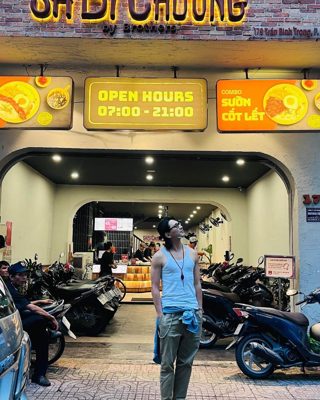 のインスタグラム：「ベトナムホーチミン。流行ってるお店へ連れて行ってもらいました。手で食べるとより美味しい！  #SÀBICHUÖNG #vietnam  #HoChiMinhCity #金子昇」
