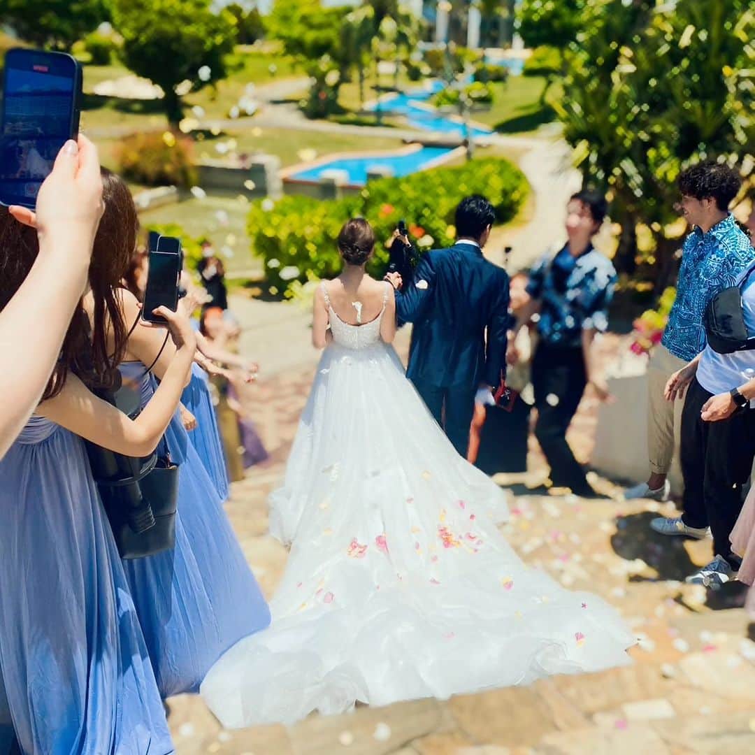柳瀬アビーのインスタグラム：「結婚式ってなんでこんなに素敵なんだろう🥰⁡ ⁡初のリゾートウェディングとっても良きでした✨⁡ ⁡⁡ ⁡#結婚式#ウェディング#石垣島#沖縄#おめでとう」