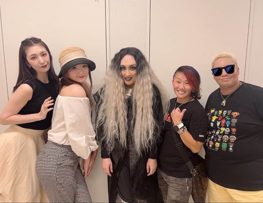 朱崇花のインスタグラム：「先日東京ゲゲゲイさんのライブ行ってきた💋 マイキーさん飲んでるときとのギャップがありすぎて😂 それがまたカッコいいし、憑依するタイプの方なんだなーって感じた😉 隠された努力してるひとってほんとに魅力的❤️ #破壊ロマンス⛑️」