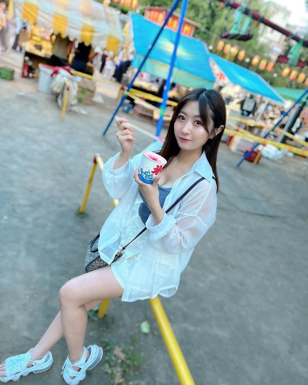 新矢皐月さんのインスタグラム写真 - (新矢皐月Instagram)「かき氷はイチゴが好きです🍧  #通りすがりにどっかの #お祭り  #夏祭り #かき氷 #都内かき氷 #屋台 #出店 #kakigori #japanesefood #japantravel #japanstyle」7月30日 17時12分 - araya_satsuki