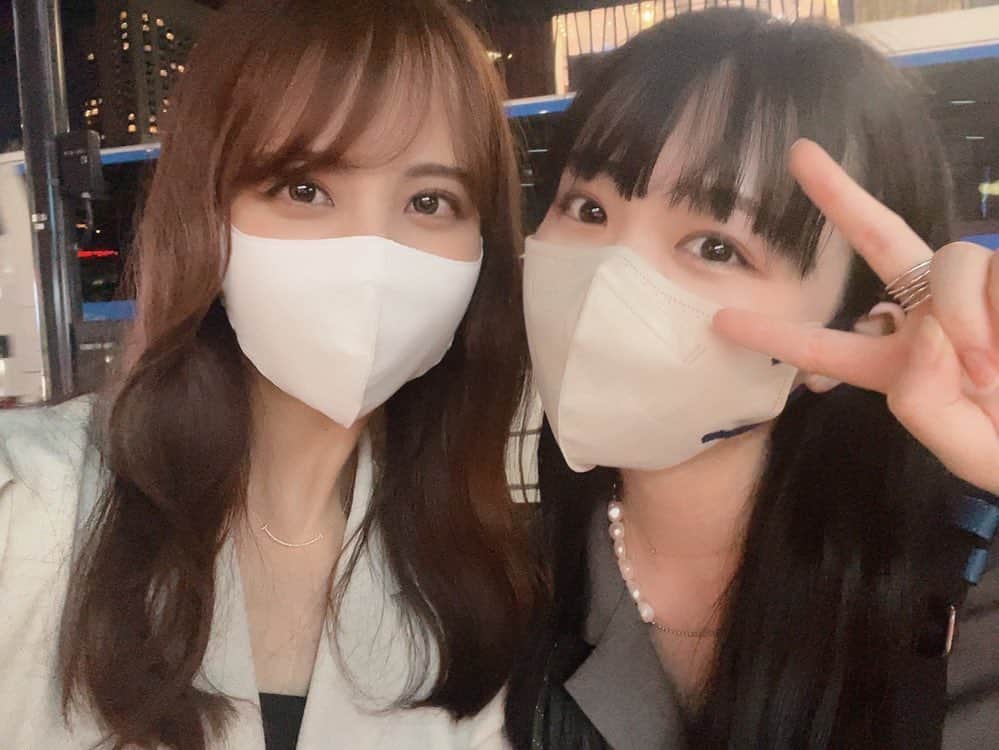 渡辺みり愛のインスタグラム：「私たちは定期的に会う仲🤍 卒業して2年経つけど、ずっとずっと私に「ご飯行きましょう」ってマメに連絡をくれる心が素敵な子。  2年の間、結構定期的に家で梅と3人で会ったり2人でご飯行ったり。私は嬉しいよ☺️」