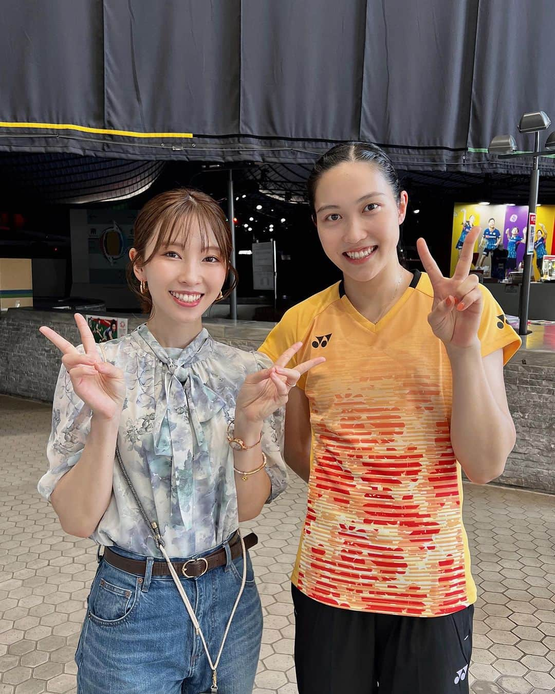 藤原望未のインスタグラム：「先日、バドミントン🏸のジャパンオープンに行ってきた🥰  中西貴映選手 ( @kie_nkns )とは、 実は小〜中学生の頃に同じ県で🏸をしてました☺️  あの頃からほんっとうにずば抜けたポテンシャルで、いつも余裕で1位を取っていたよね😜  今もバドミントンを続け、活躍している姿にめちゃくちゃ勇気を貰ったし、感動した🥹✨️ありがとう。  今までもこれからも、ずっと尊敬する存在です🫶  また次の大会も応援いくーっ！！ 頑張ってね🏸  旦那も初めてのバドミントンの大会だったみたいだけど、面白い！って興味津々に見てくれてて嬉しかったな🥰  やっぱりスポーツっていいなって、 バドミントンしたくなった一日でした😆 . . . そして試合応援の後は、近くでやっていた @dior の展示会に！  全然Dior着てないけど、 可愛いすぎたので写真撮りました🙇‍♂️笑  いつかDiorおそろっちとかしてみたい🫣   #バドミントン  #バドミントン女子  #中西貴映  #スポーツ観戦  #jillbyjillstuart  #jillstuart  #157cmコーデ  #157cm  #夏コーデ  #キレイめコーデ  #スポーツ女子」