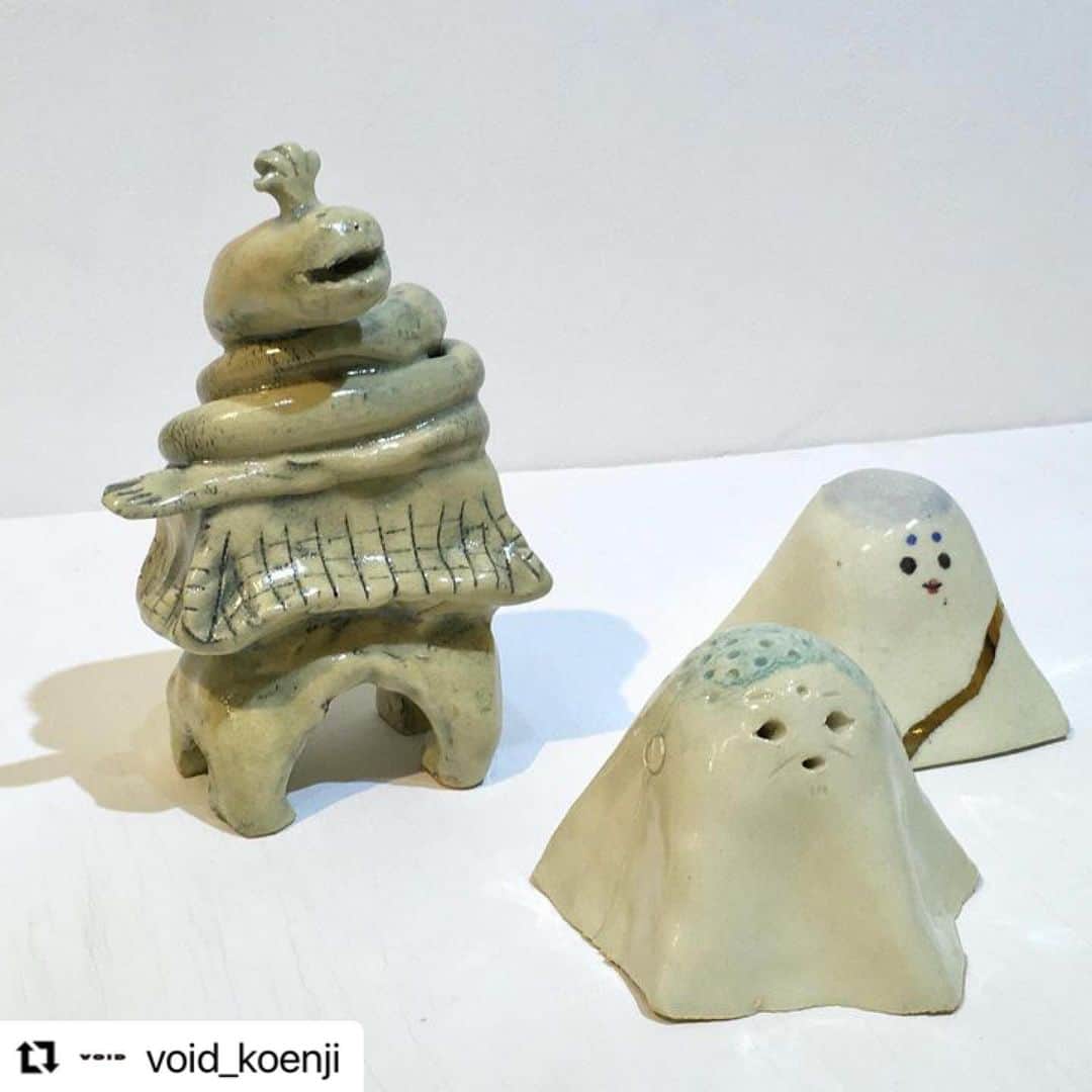 朝倉世界一のインスタグラム：「よろしくおねがいします🐟  Repost  @void_koenji  ・・・ 朝倉世界一さんの陶芸作品 不思議な魅力を放っております✨  #陶器 #陶芸」