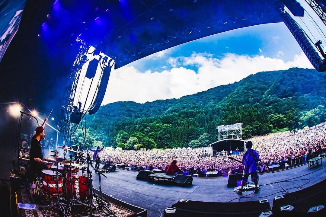 藤原広明のインスタグラム：「『FUJI ROCK FESTIVAL'23』  苗場スキー場  フジロックのあなたにびっくらゔっ！！🍺🍺🍺🍺  photo by @cazrowAoki  #フジロック #fujirock #SUPERBEAVER」