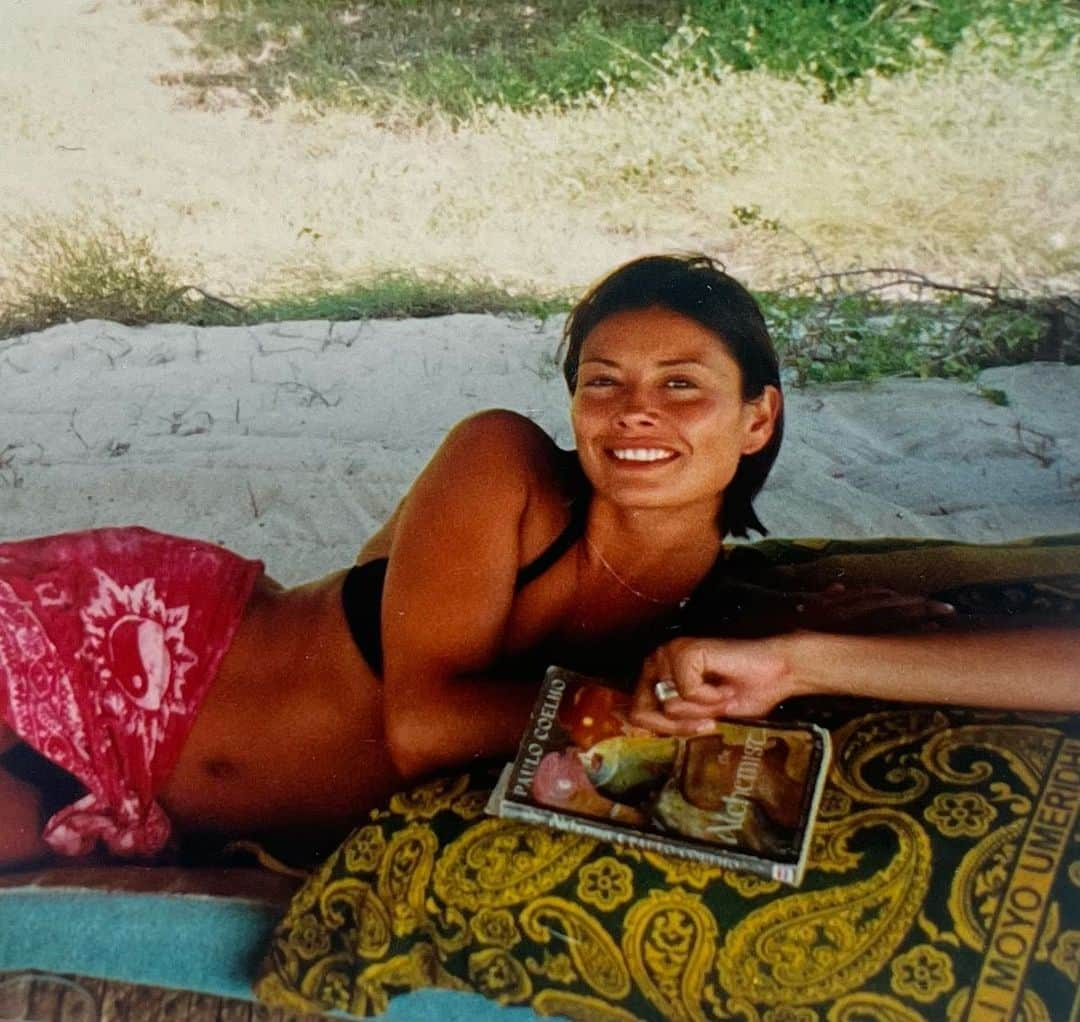 メラニー・サイクスさんのインスタグラム写真 - (メラニー・サイクスInstagram)「Good morning ❤️ the last time I read on a beach was too bloody long ago but it's defo one of my happy, inspirational places. (Making moves to get back to it 💫)  I've been looking at old photos and this is me 28 years old 21/09/98 reading 'The Alchemist' on #Kiwayu, #Lamu, #Kenya 😍  Searching for wisdom whilst exploring the world 🤸🏽‍♂️💫❤️  Somethings never change 🫶🏽  #travel #perspective  #1998  #holiday  #happyplace #reading #books  #thealchemist  #wisdom #love #light  #alchemy  #alchemist  #paulcoelho  #promotebooks  #promotereading」7月30日 17時31分 - msmelaniesykes