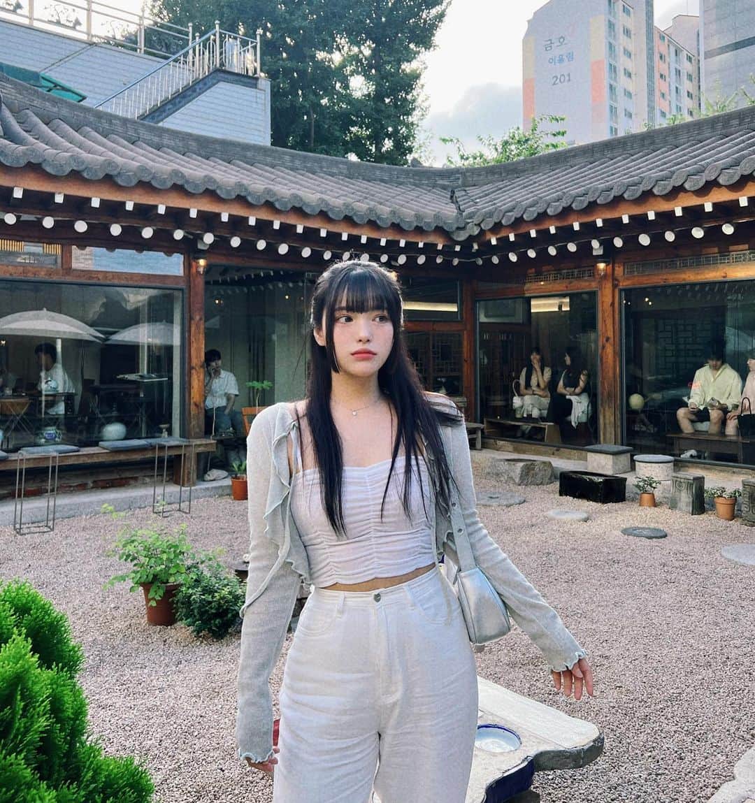 イ・グムヒのインスタグラム：「내가 다 가지고 갈게요🕊️🤍」