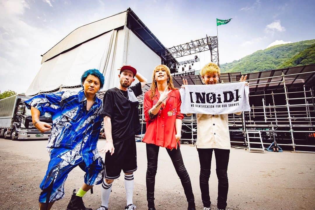 青木カズローのインスタグラム：「SUPER BEAVER、フジロックでのライブ殺影完了。 #写殺」