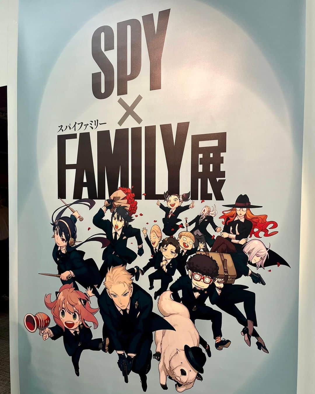 久保井朝美さんのインスタグラム写真 - (久保井朝美Instagram)「🌟 SPY×FAMILY展❤  大ファンとしては 興奮の連続でした🥹✨  グッズも手に入り 至福😇😇😇 あざざます🥜  アニメも漫画も 既に何度も見ているけれど 改めて見たいです❤️❤️  漫画1〜4巻の 表紙の家具に座れる フォトスポットがあったので ポーズ真似したつもりでした🫶 （…似てない🫨🫨🫨）  1巻：ロイド 2巻：アーニャ 3巻：ヨル 4巻：ボンド  #SPYxFAMILY展 #スパイファミリー好きな人と繋がりたい #アーニャを知ると世界が平和に #アーニャピーナッツが好き #久保井朝美 #気象キャスター」7月30日 17時25分 - asami_k920