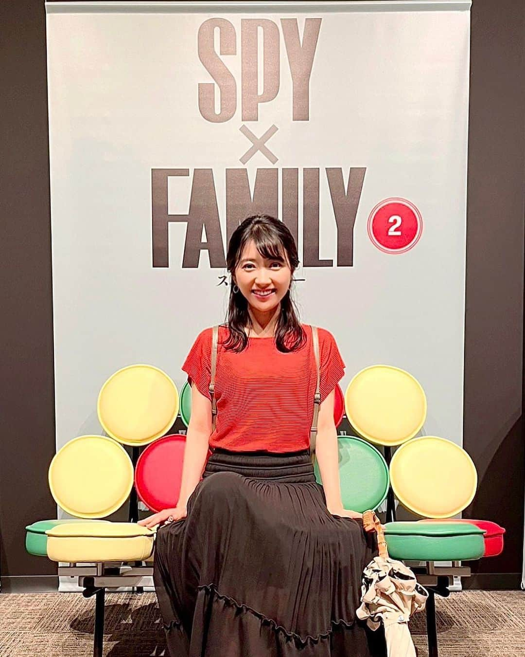 久保井朝美さんのインスタグラム写真 - (久保井朝美Instagram)「🌟 SPY×FAMILY展❤  大ファンとしては 興奮の連続でした🥹✨  グッズも手に入り 至福😇😇😇 あざざます🥜  アニメも漫画も 既に何度も見ているけれど 改めて見たいです❤️❤️  漫画1〜4巻の 表紙の家具に座れる フォトスポットがあったので ポーズ真似したつもりでした🫶 （…似てない🫨🫨🫨）  1巻：ロイド 2巻：アーニャ 3巻：ヨル 4巻：ボンド  #SPYxFAMILY展 #スパイファミリー好きな人と繋がりたい #アーニャを知ると世界が平和に #アーニャピーナッツが好き #久保井朝美 #気象キャスター」7月30日 17時25分 - asami_k920