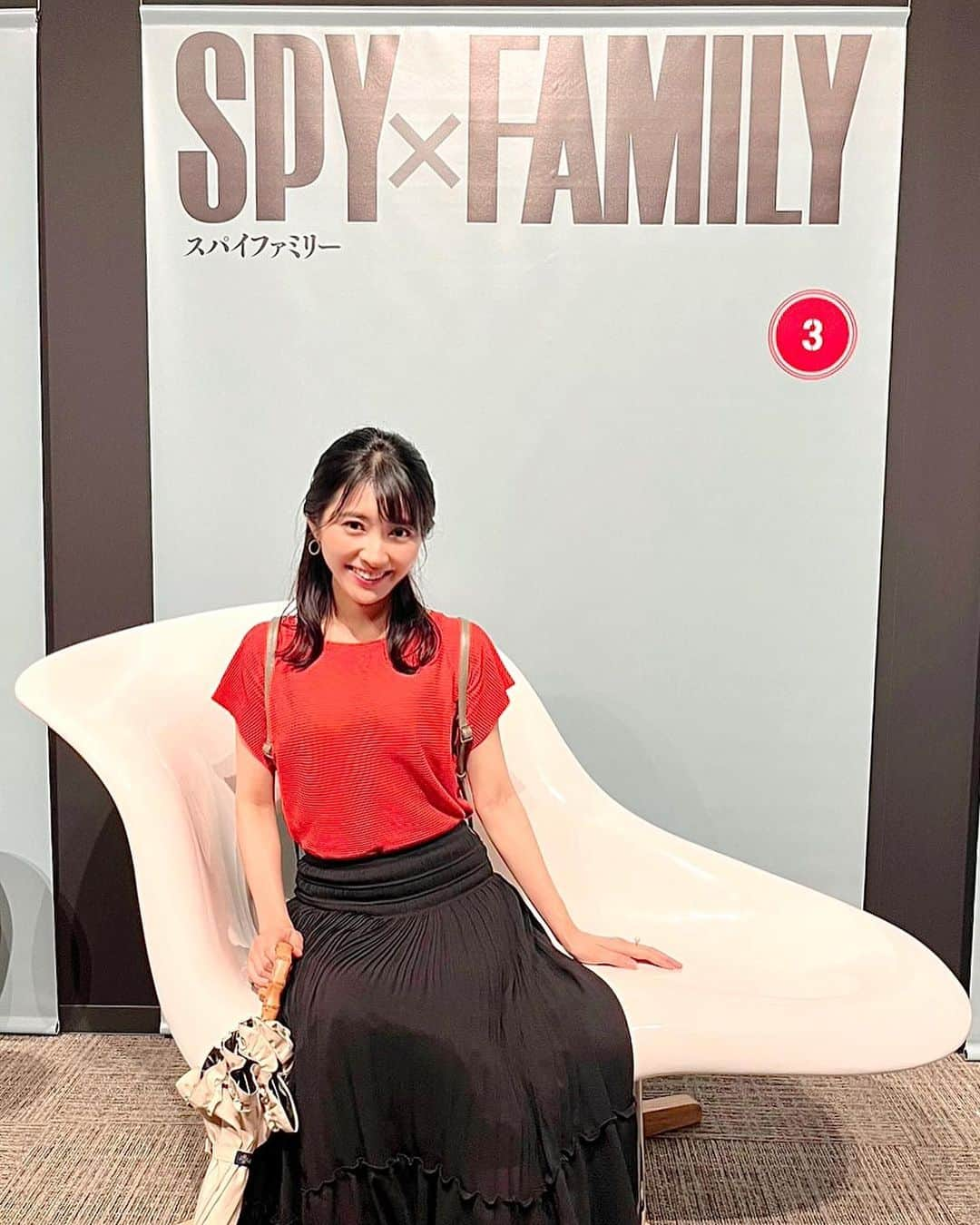 久保井朝美さんのインスタグラム写真 - (久保井朝美Instagram)「🌟 SPY×FAMILY展❤  大ファンとしては 興奮の連続でした🥹✨  グッズも手に入り 至福😇😇😇 あざざます🥜  アニメも漫画も 既に何度も見ているけれど 改めて見たいです❤️❤️  漫画1〜4巻の 表紙の家具に座れる フォトスポットがあったので ポーズ真似したつもりでした🫶 （…似てない🫨🫨🫨）  1巻：ロイド 2巻：アーニャ 3巻：ヨル 4巻：ボンド  #SPYxFAMILY展 #スパイファミリー好きな人と繋がりたい #アーニャを知ると世界が平和に #アーニャピーナッツが好き #久保井朝美 #気象キャスター」7月30日 17時25分 - asami_k920