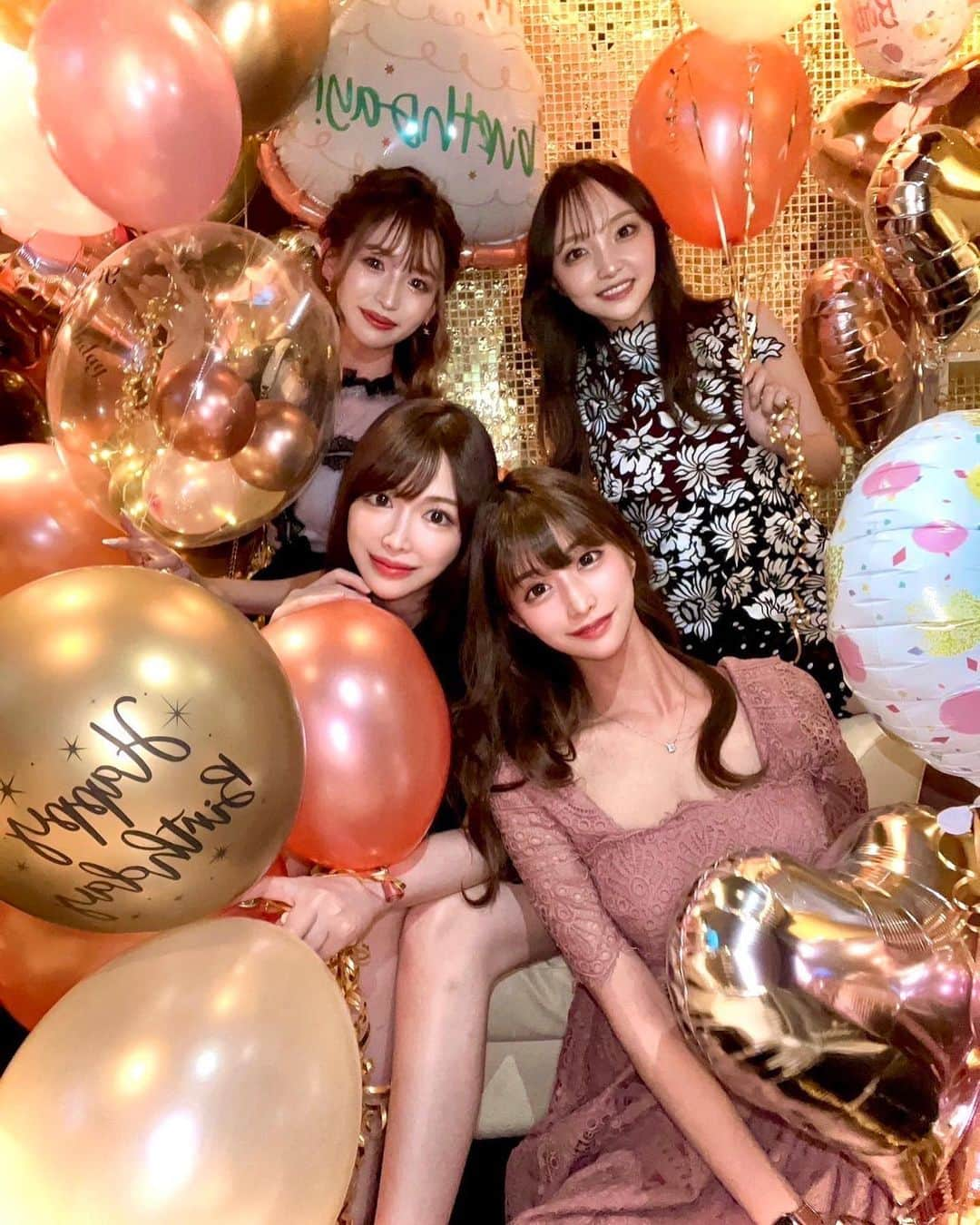 ことみのインスタグラム：「誕生日のお祝い🎈💗💗 だいすきなさきちゃん☺️🥰 ずっも推してくれてるけど 私も推しです🥺 最近沢山会えて嬉しい🥰🥰 . . . .  . . #新宿#歌舞伎町#歌舞伎町キャバ嬢#歌舞伎#キャバクラ#キャバクラ嬢#revju#キャバ嬢#ワンピース#かわいい#キラキラ#ことみ」