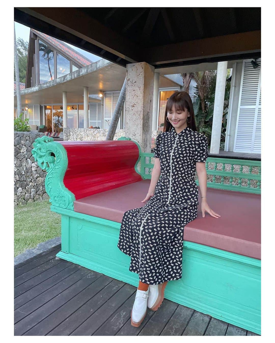 大塚愛さんのインスタグラム写真 - (大塚愛Instagram)「中村邸は、ロケーションや規模だけでなく、室内の骨董品や椅子など、まるで美術館のように楽しめる！  AIO　#沖縄 #中村邸 #memories  #まさに #dreamscometrue  #ワンダーランド #素敵な #物件」7月30日 17時30分 - aiotsuka_official