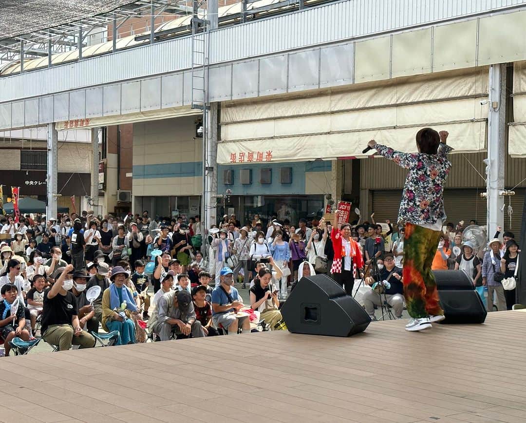 谷本貴義のインスタグラム：「愛媛県四国中央市の紙まつり カラオケ大会の審査員と、歌うというプレッシャー満点のステージ♪エントリーした人たちみんなすっごい上手でびっくらぽんだったけど、今年の高校野球は川之江が甲子園行くし、若い人たちが元気に街を盛り上げてくれるのでしょう！！楽しかったしこれから楽しみ♪  #紙まつり #四国中央市 #川之江 #東海裕行 #愛媛プロレス #愛媛」