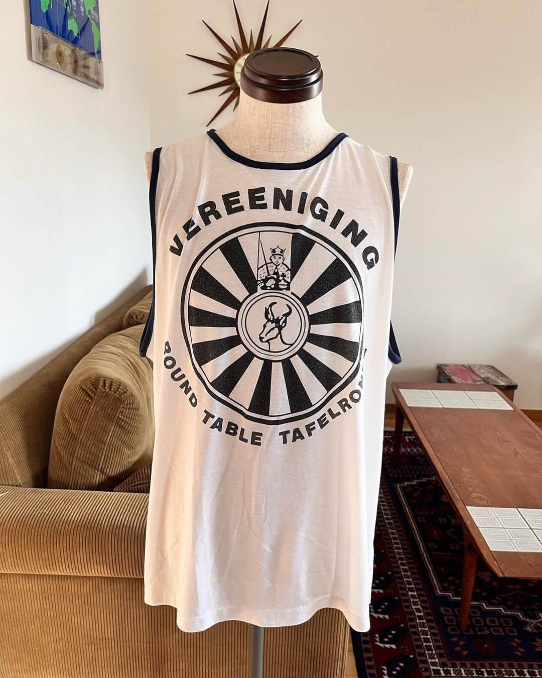 のインスタグラム：「⠀ 古着のTシャツを切って、ふちどりニットテープを付けてタンクトップにリメイクしてみました。  作ってる模様は一つ前の投稿で。」