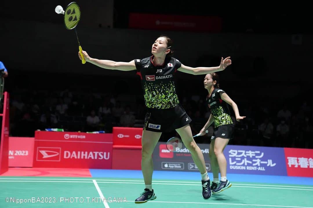 志田千陽のインスタグラム：「. DAIHATSU JAPAN OPEN 2023  暑い中、会場まで応援に来てくださった皆さん 映像越しで応援してくださった皆さん ほんの少しでもシダマツを応援してくださった皆さん たくさんの応援、ご声援、ありがとうございました。  思うような結果にはならず、応援に応えることができない悔しさ、もどかしさが残る大会になりました。 ですが、コートに立てることが幸せなことなのだと、有難いことなんだと、改めて感じました。 そして、何より楽しかったです😊  いいことばかりではないけど、諦めずに、前を向いて、私らしく。 最後まで全力で走り続けます…！  ありがとうございました😌」