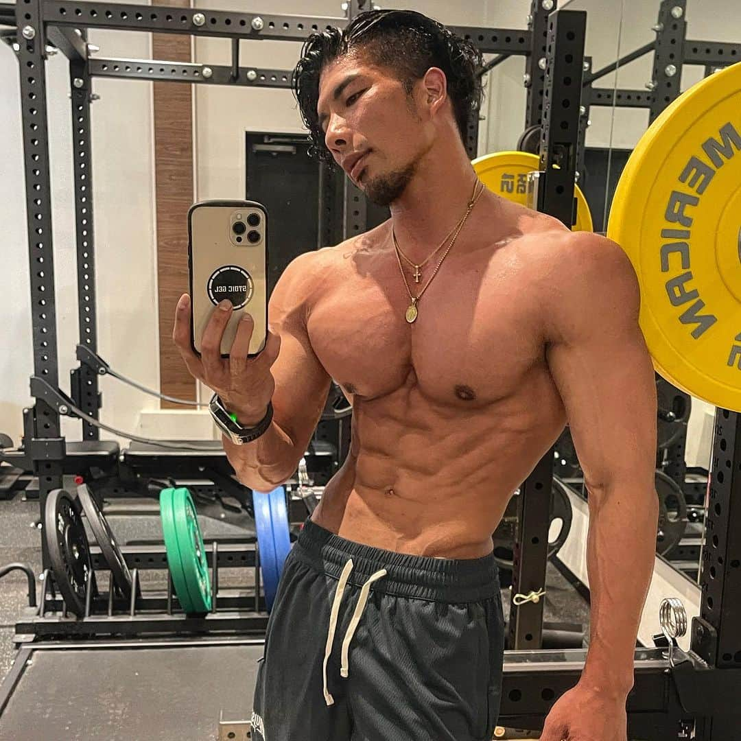 大山大輔さんのインスタグラム写真 - (大山大輔Instagram)「今日も今日とてトレーニング頑張った！！ みんなもトレーニング頑張った？？  @orna.fitness.gym では新規会員様を募集しています。 ＊ダイエット目的の方 ＊ボディメイク目的の方 ＊コンテスト選手 ＊アニマルフローを習いたい方  体験やパーソナルを受けたい方はお気軽にDMください😊🫰 いつでもご連絡お待ちしております🫡  #パーソナルトレーニング #パーソナルトレーナー  #ボディメイク #ダイエット #筋トレ #トレーニング男子 #ワークアウト #筋トレ男子 #6パック #逆三角形ボディ #fitness #fitnessmotivation #bodymake #bodymake #ダイエット #fitnesslifestyle #personaltrainer #食事指導 #食事管理」7月30日 17時35分 - weggy_fitness0704