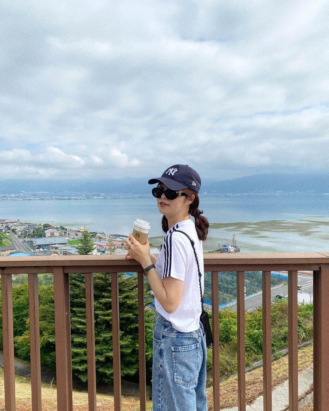 のインスタグラム：「〻𝕤𝕦𝕞𝕞𝕖𝕣〻 短い夏☀️ こどもたちとたくさん楽しみたい‼︎  毎年行くカヌー🛶できる公園♡ SUPも行きたいなぁ♪  天然かき氷🍧 ふわっふわ口の中でとろける♡ 頭もキーンとならない♪  𝕔𝕠𝕣𝕕𝕚𝕟𝕒𝕥𝕖 🧢#neweracap  🕶️#CELINE 👕#adidas 👖#しまむら 🛍️#jillsander  ＊ ＊ #夏コーデ#しまむらコーデ  #夏休み#夏休みの思い出  #ママコーデ#アラフォーコーデ #大人カジュアル #カジュアルコーデ」