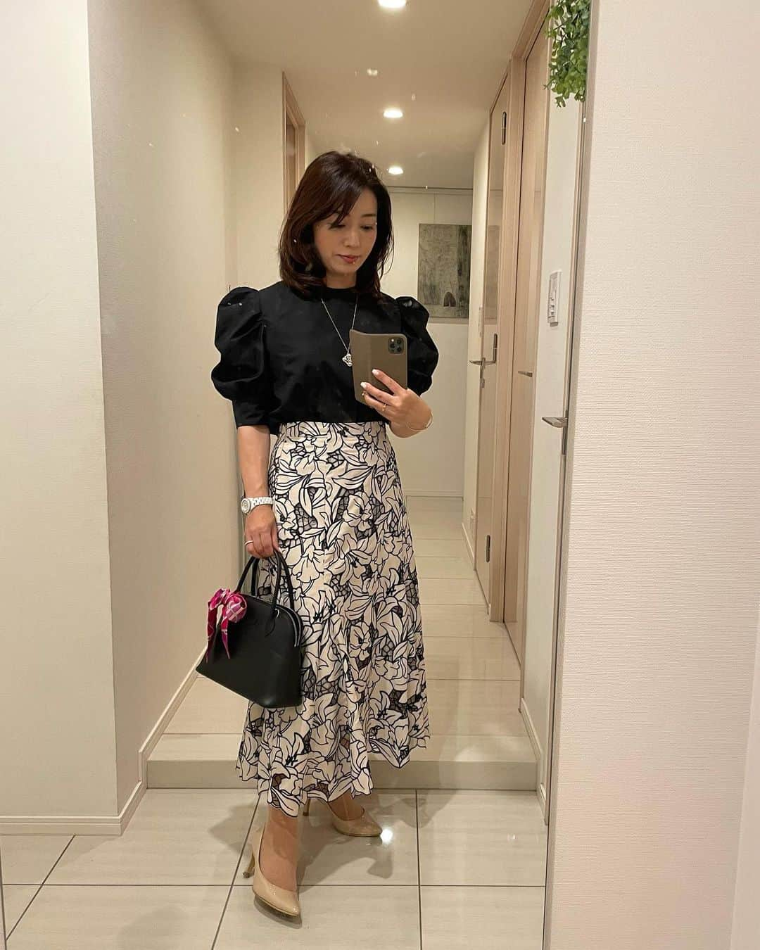 Hikari Noguchi 野口 光のインスタグラム：「明日が誕生日なのでお出かけ。 コーデを撮ったのは2月のMarisolメンバーランチ以来だった…笑 #hermes #ボリード27黒 #hermès ちょうどよいタイミングで出会えまして購入できました。  #ELFRANK #viaggioblu  #chanel  #cartier  #mamian  #ツイリーの巻き方が雑」