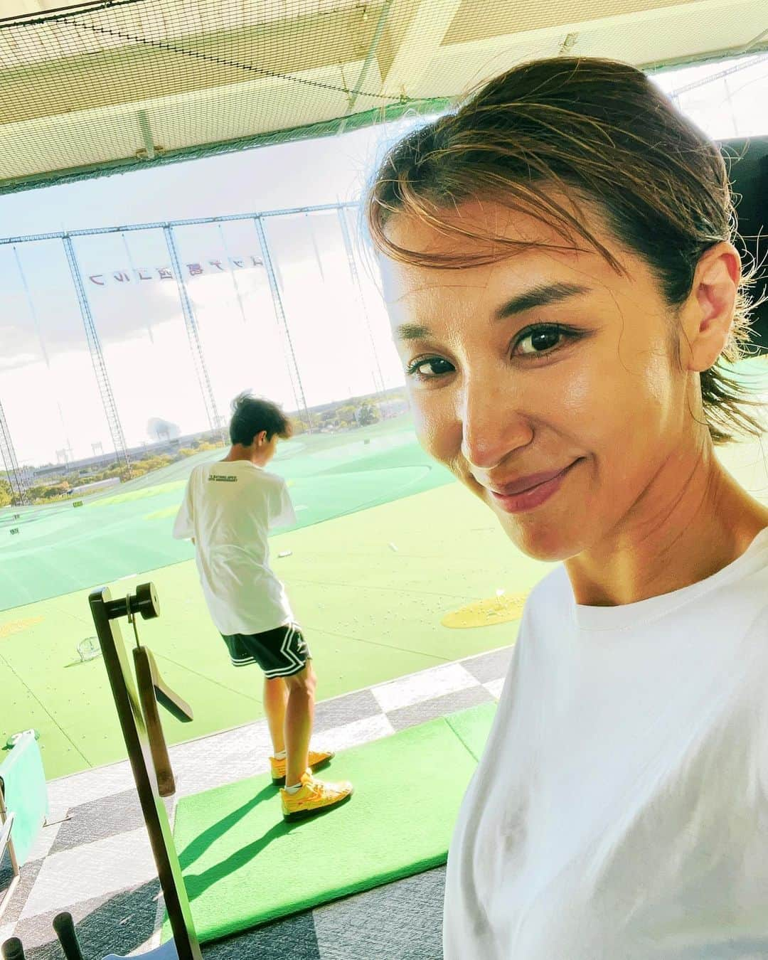 鈴木紗理奈のインスタグラム：「今日は親子でゴルフ練習⛳️ リオトも遂にゴルフデビューしました😊 母、わたし、リオト 親子3代でコースを回るという目標をたてました。わたしも練習しなくては😤すぐ抜かれそう  #ゴルフ #親子ゴルフ」