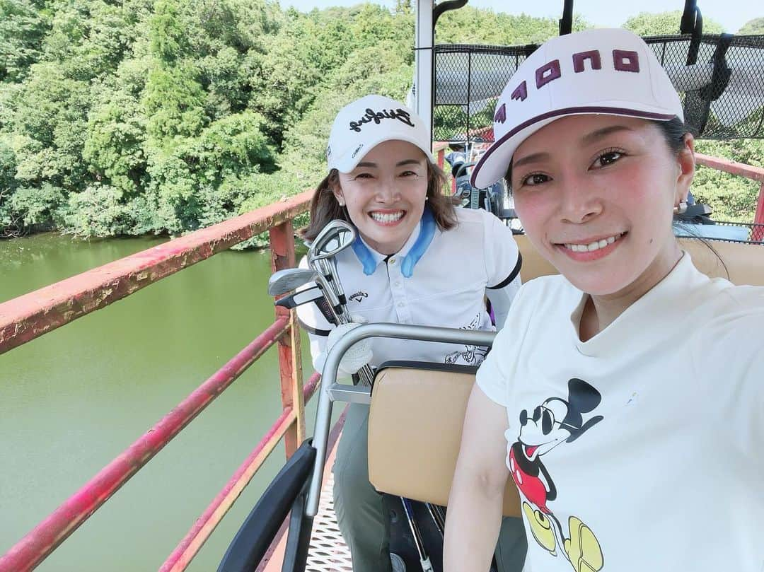 中川真依のインスタグラム：「. 細々と続けてるゴルフ⛳️🏌️‍♀️✨  やっと少し楽しくなってきた😂🙌笑  にしても暑すぎて 顔は真っ赤で 背中には氷のう🥵💦  熱中症は気をつけないと🌻 #ゴルフ #ゴルフ女子 #onoff #オノフ #たくましい背中」