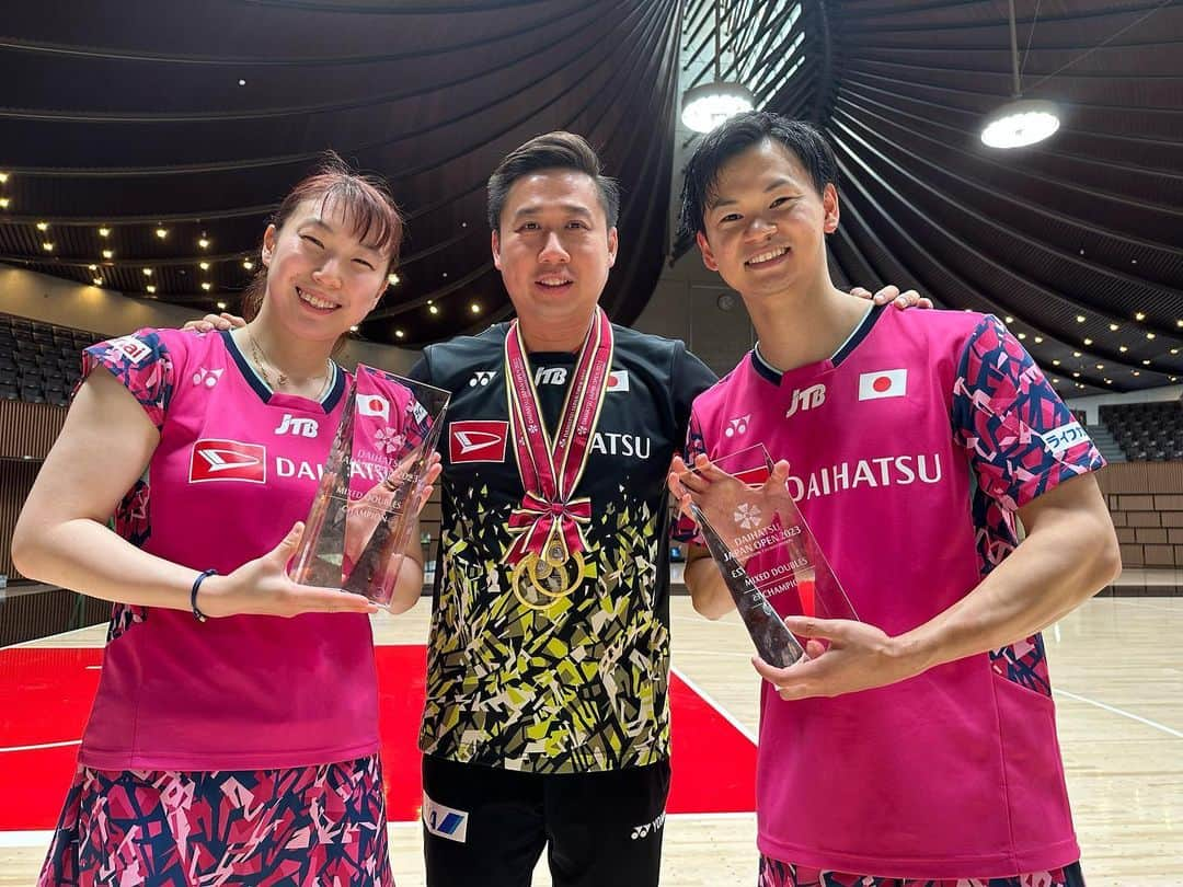 東野有紗のインスタグラム：「JAPAN OPEN 優勝🏆🏅  本当にたくさんのたくさんの声援、応援、サポートあっての優勝です。 苦しい時もたくさん、頑張って、ワタガシ一本。本当に嬉しかったです。 去年の悔しい思いから一年、なかなか優勝出来なかったけど、たくさんの日本のファンの方々の前で優勝をお届けすることができて本当に嬉しいです。  どんな時でも、コミュニケーションを大切にしてくれたパートナー、コーチ、スタッフの方々に感謝の気持ちでいっぱいです。 そして、応援してくれた、たくさんの方々にも感謝の気持ちでいっぱいです。  ありがとうございました！😭  #ワタガシ #japanopen」