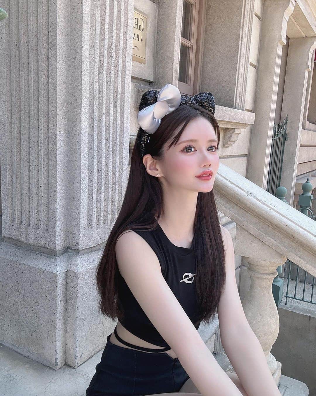 MISAのインスタグラム：「だいすきたちとユニバ🌍🤍 ㅤㅤㅤㅤㅤㅤㅤㅤㅤㅤㅤㅤㅤ 絶対暑さと湿気で髪の毛終わると思ったから 潔くストレート前髪分け🥹 ㅤㅤㅤㅤㅤㅤㅤㅤㅤㅤㅤㅤㅤ まっくろキラキラキティちゃんカチューシャかわい🖤🖤 ㅤㅤㅤㅤㅤㅤㅤㅤㅤㅤㅤㅤㅤ #ユニバ #usj #ユニバコーデ」