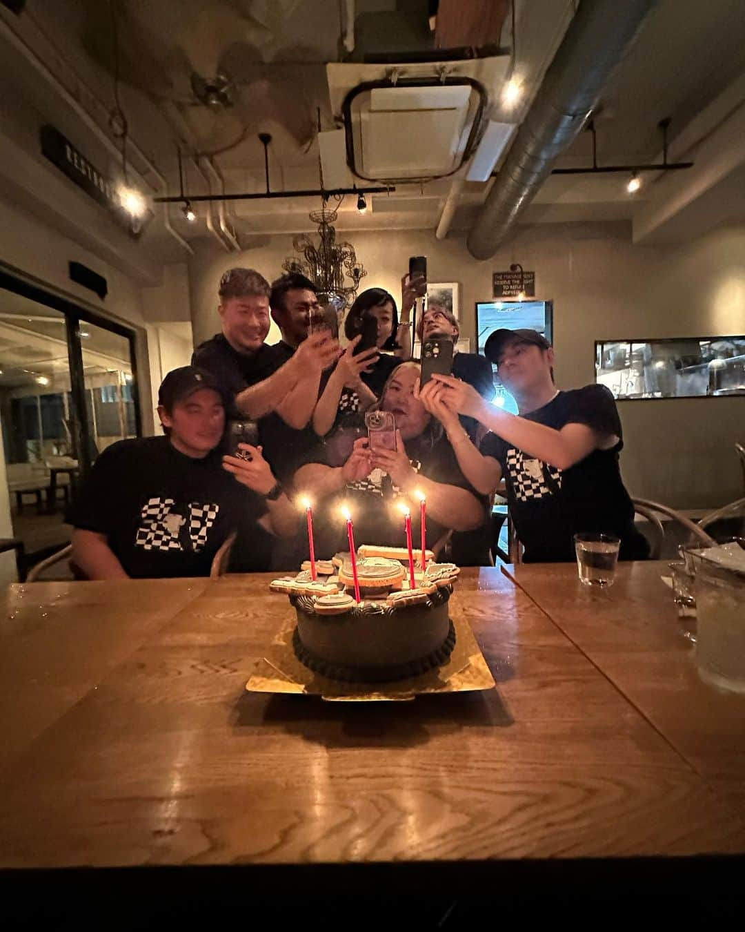 秋元梢さんのインスタグラム写真 - (秋元梢Instagram)「36歳になりました🥳🖤✌🏻 Thank you for the birthday wishes🙏🏻✨ 沢山のお祝いメッセージありがとうございました❤️ すでに幸せな時間沢山過ごせてるけど、感謝を忘れず、自分らしく、笑顔あふれる年になりますように😉💕 今年も楽しい事沢山するぞー🤪👊🏻❤️‍🔥 #36 #727 #🖤」7月30日 17時59分 - akimoto_kozue